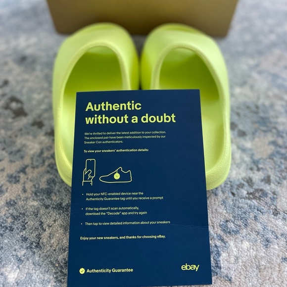 Yeezy slides in glow green - Picture 4 of 7